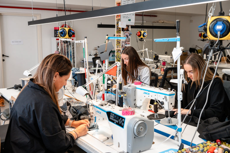 Medewerker voor het naaiatelier