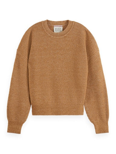 Pulls bruin Scotch & Soda