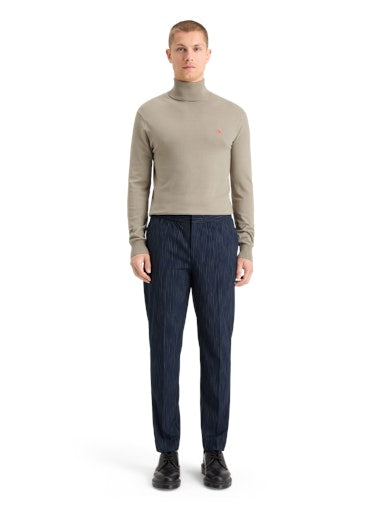Pulls bruin Scotch & Soda