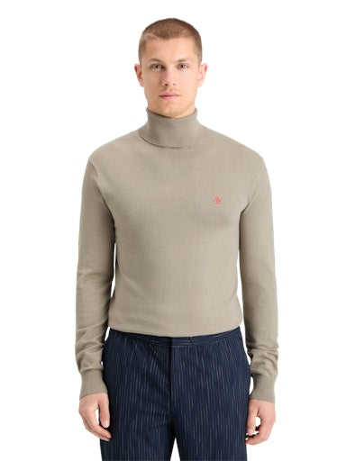 Pulls bruin Scotch & Soda