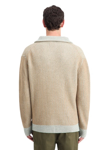 Pulls bruin Scotch & Soda