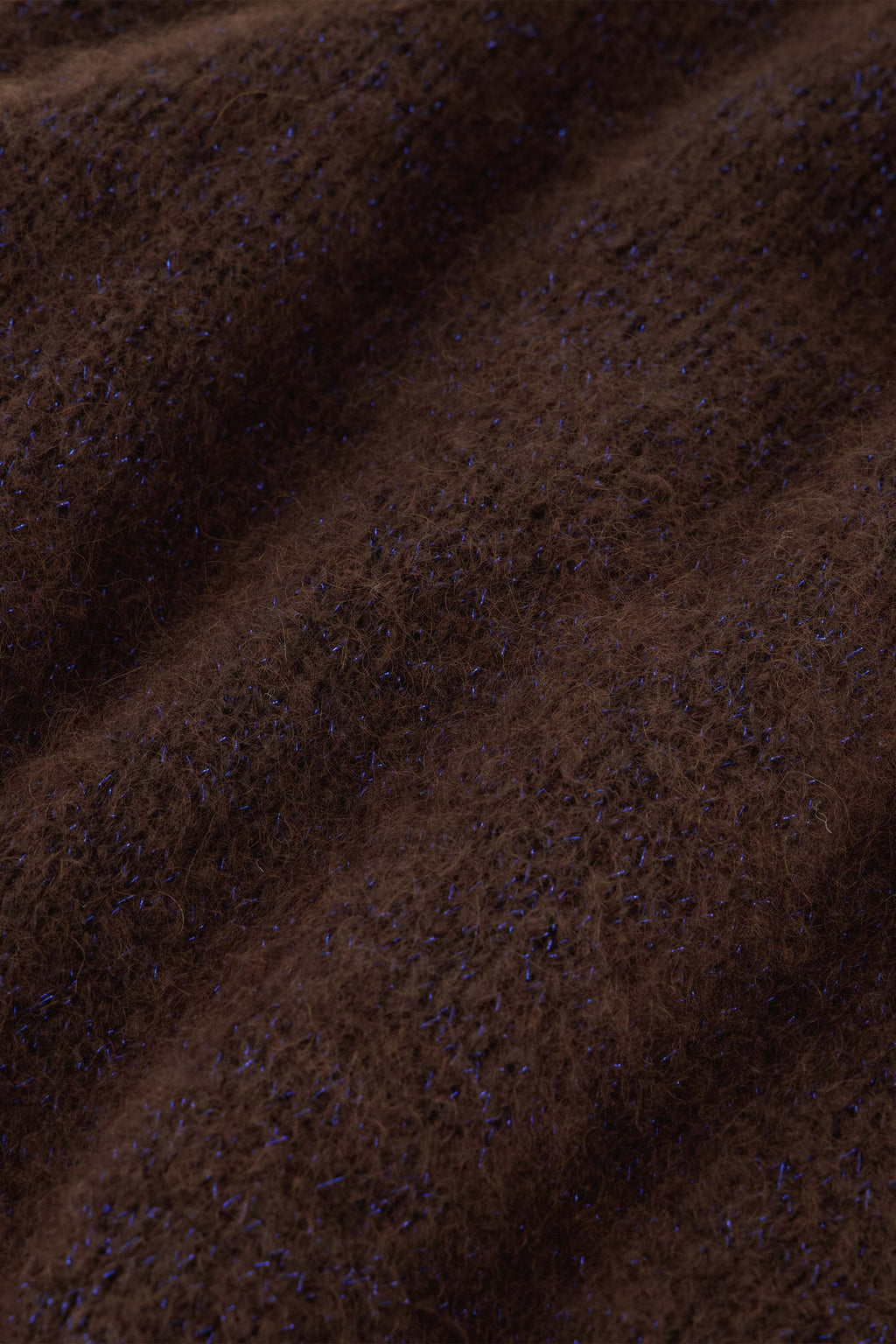 Pulls bruin by-bar