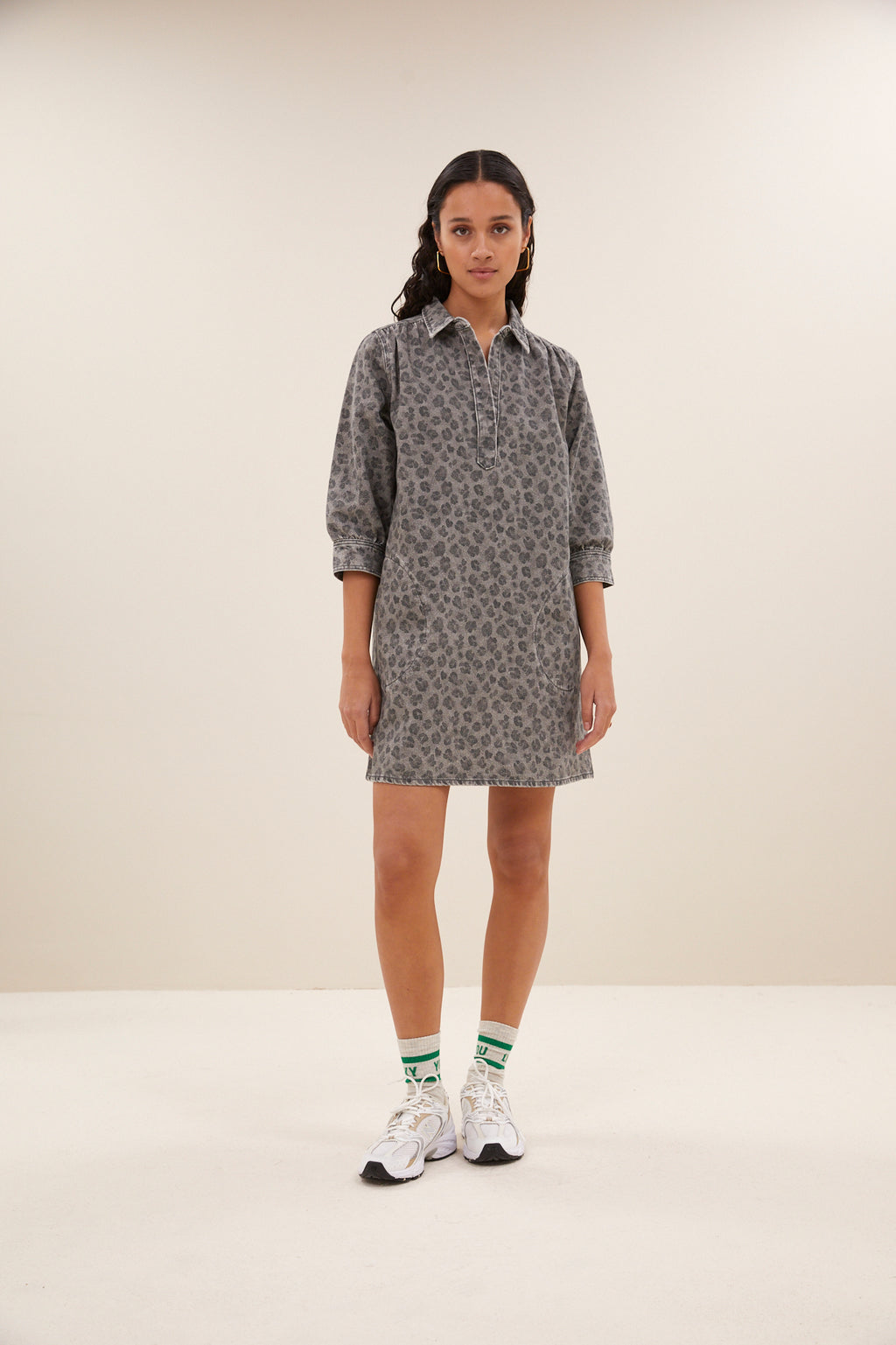 Jurken korte mouw grijs by-bar