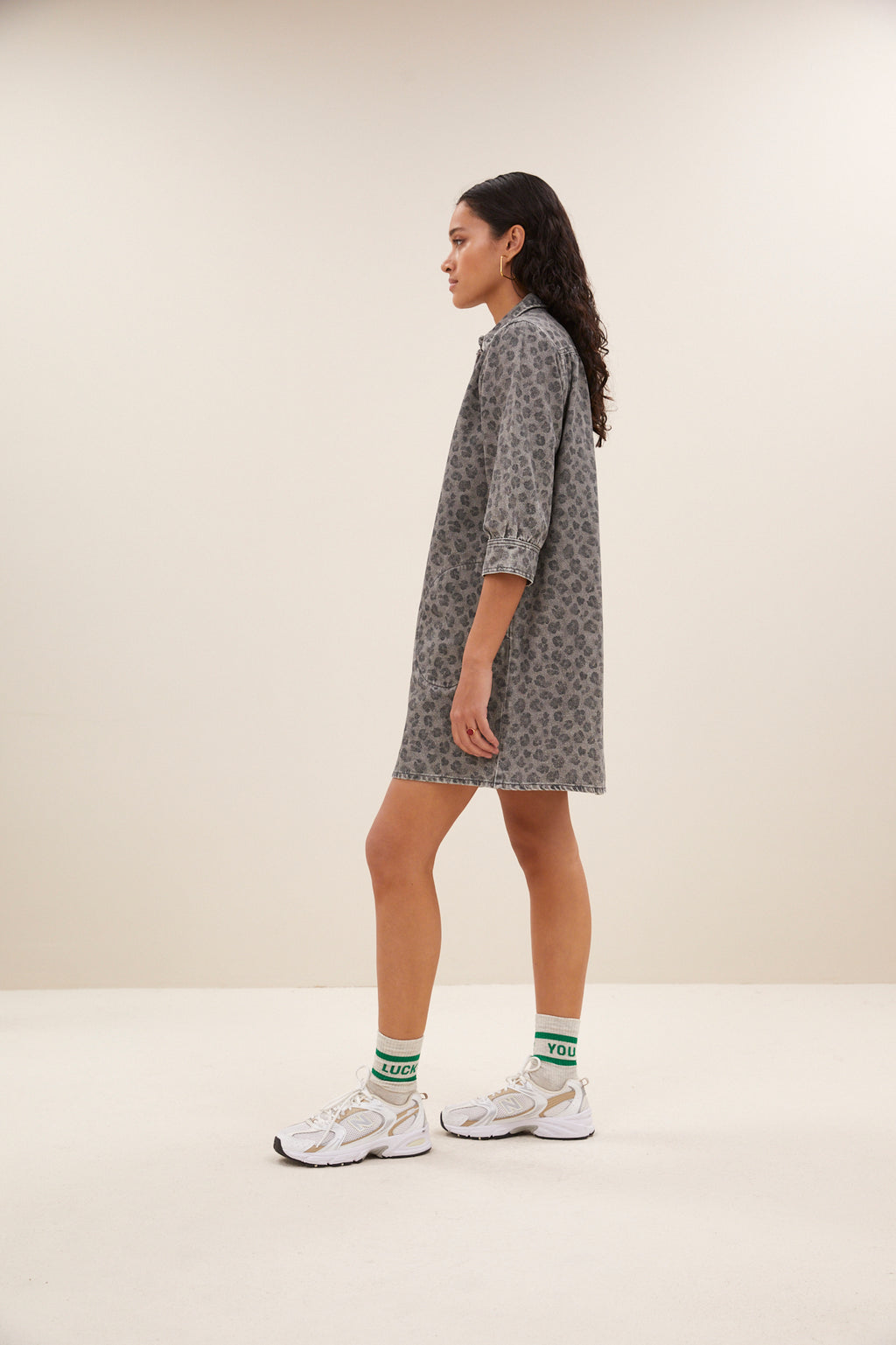 Jurken korte mouw grijs by-bar