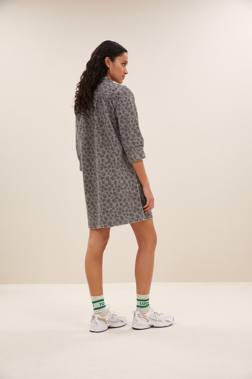 Jurken korte mouw grijs by-bar