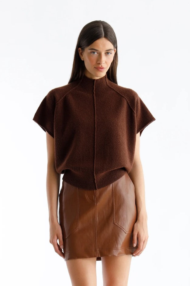 Pulls bruin Julia June