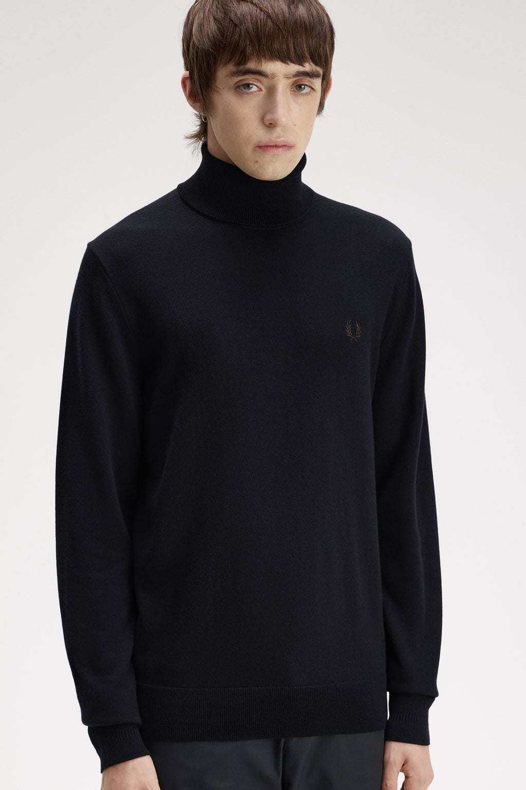 Pulls navy Fred Perry