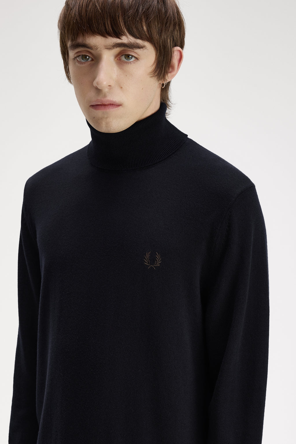 Pulls navy Fred Perry