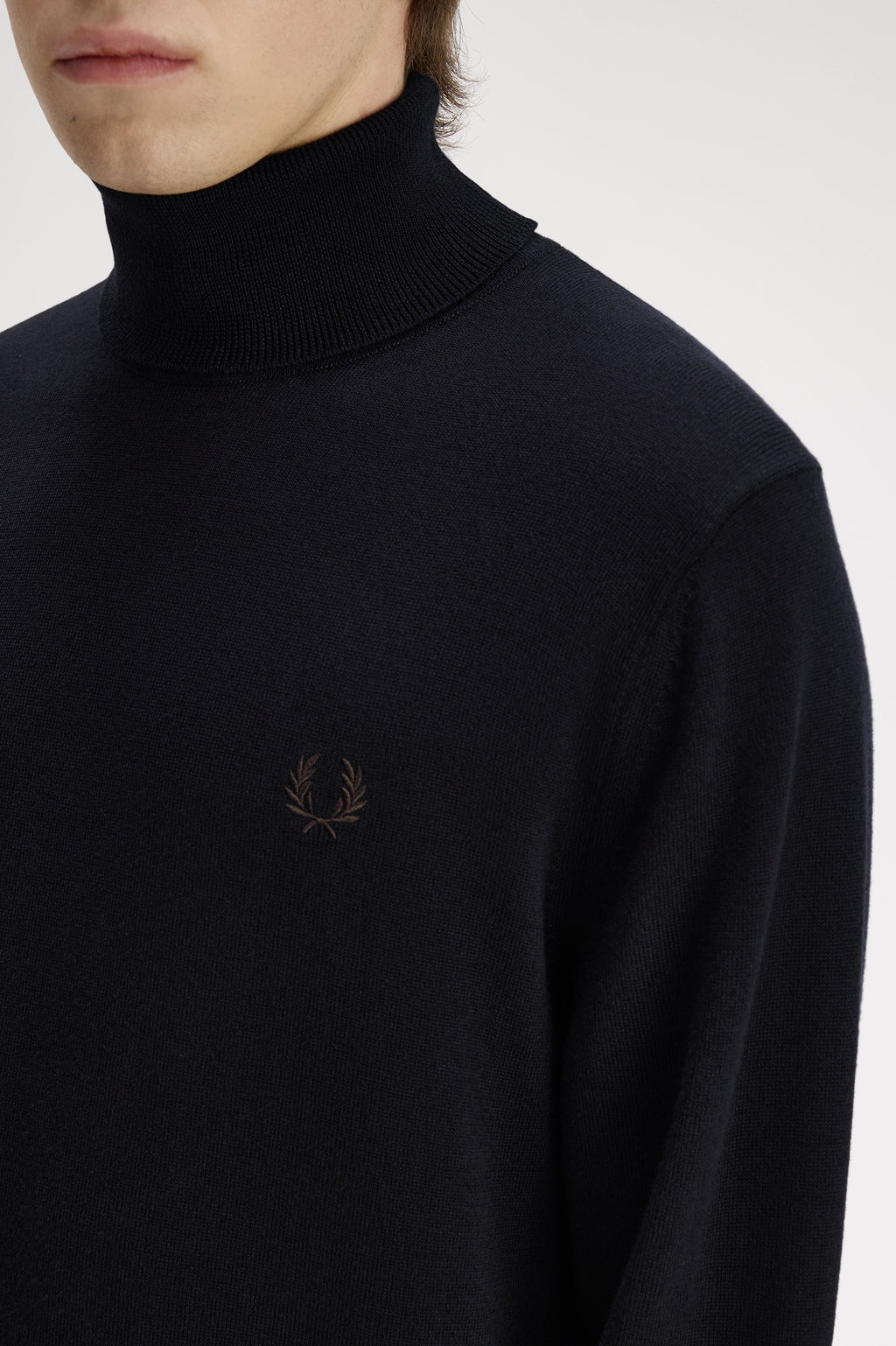 Pulls navy Fred Perry